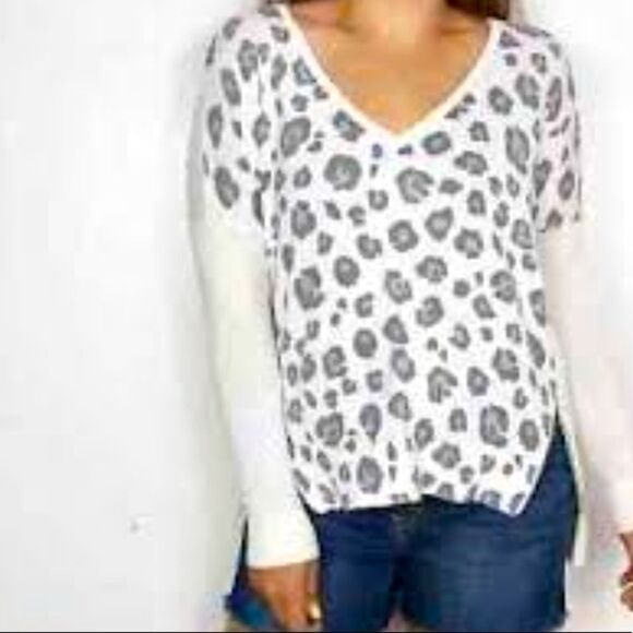 Express snow leopard cream gray print slouchy sweater with zippers size small - Picture 1 of 7